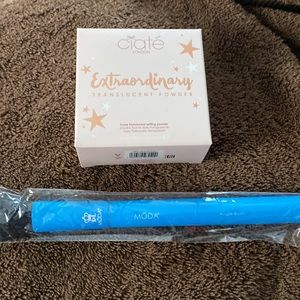 Ciate Extraordinary loose translucent setting powder w/complimentary Moda brush.